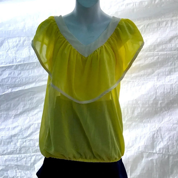 * Beautiful top size medium. (Box X ) - Picture 1 of 2